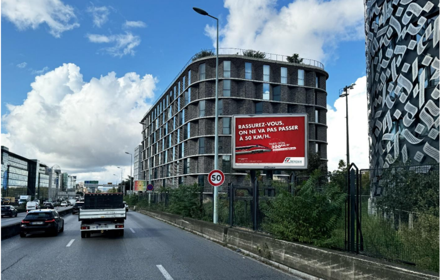 «Rassurez-vous, on ne va pas passer à 50 km/h» : sur le périphérique, une campagne de publicité de Trenitalia se moque d’Anne Hidalgo