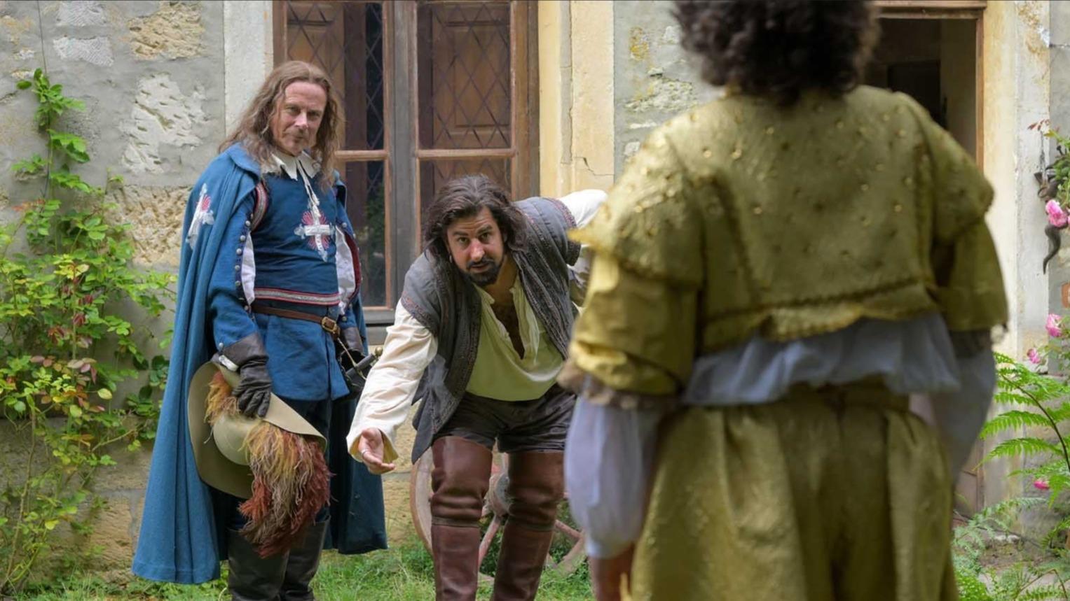 Notre critique des Caprices de l’enfant roi : une comédie historique riche de panache