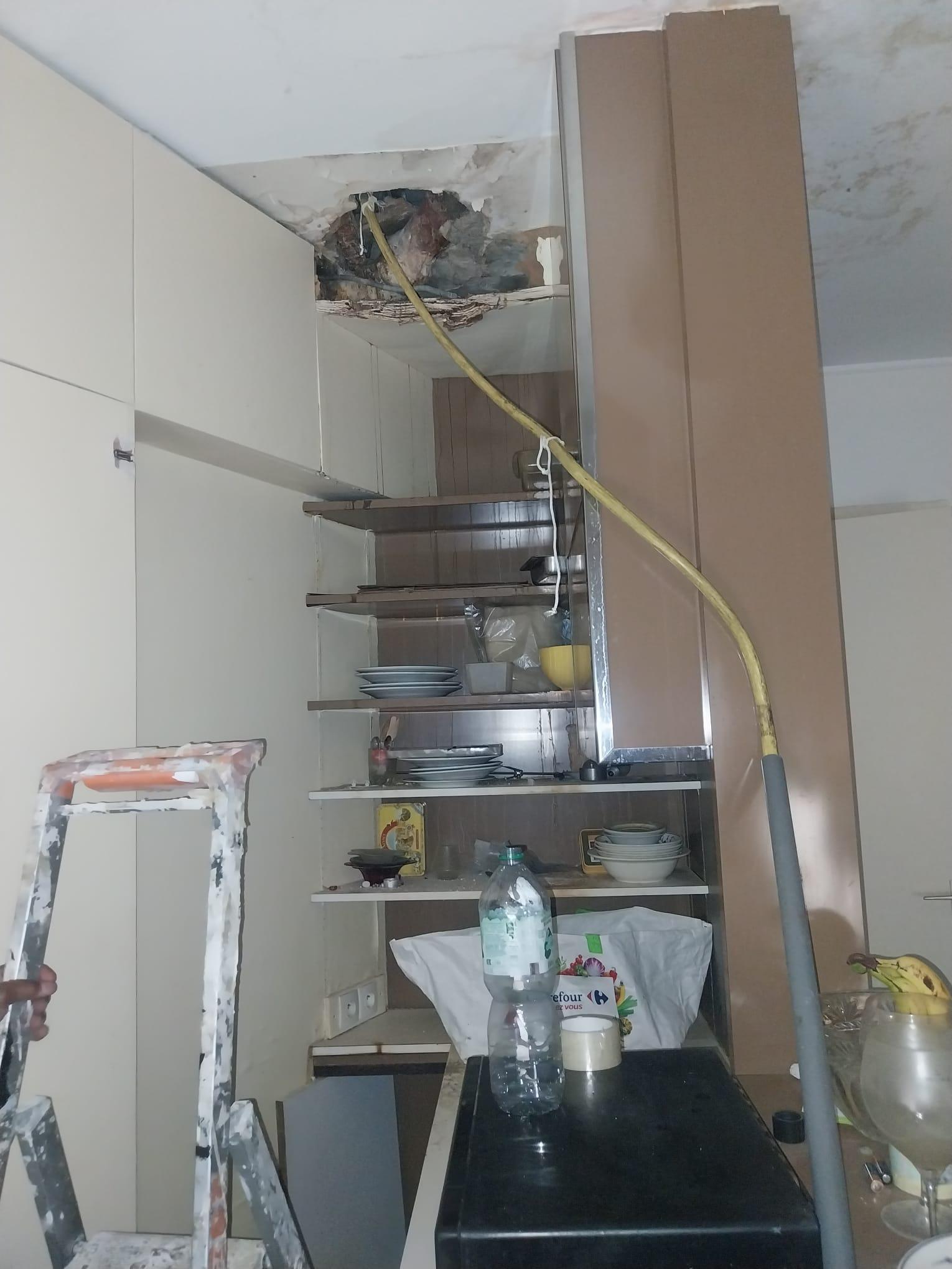 Dans un des appartements d’Isabelle*, situé dans le VIIIe arrondissement de Paris, le plafond cassé pour identifier la cause du dégât des eaux et une réparation de fortune en guise de solution temporaire.