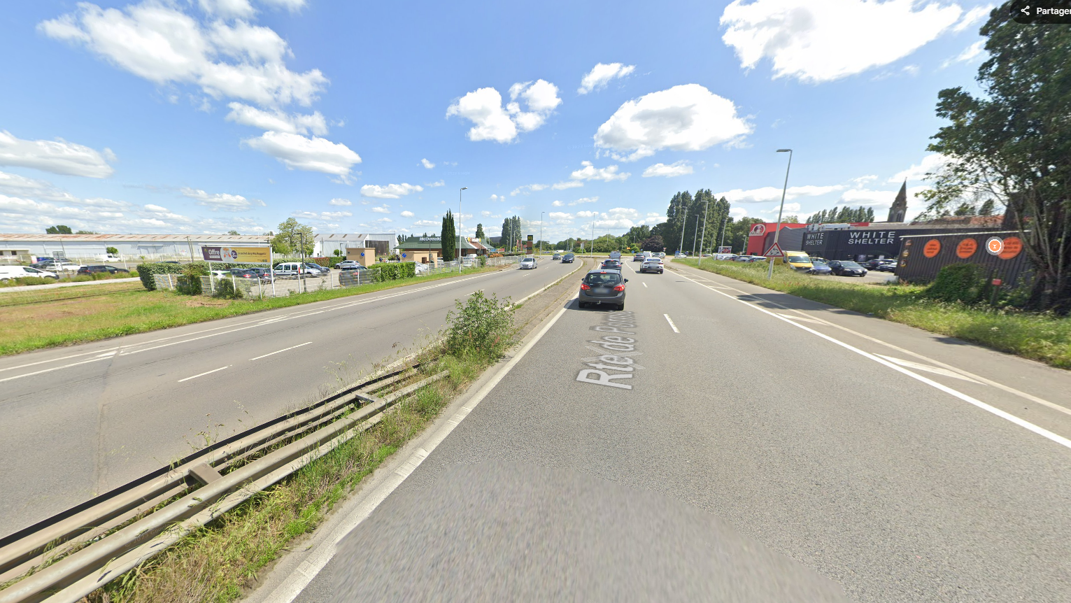 D’une quatre-voies fréquentée à une entrée de ville végétalisée... la place de la voiture encore réduite à Nantes