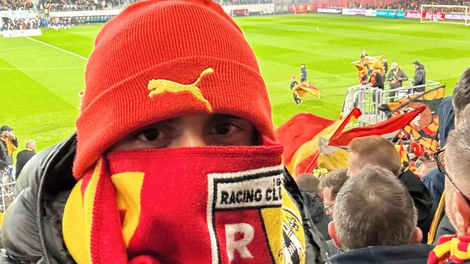 Lens-PSG : bonnet et écharpe sang et or, Raphaël Varane en mode incognito dans les tribunes