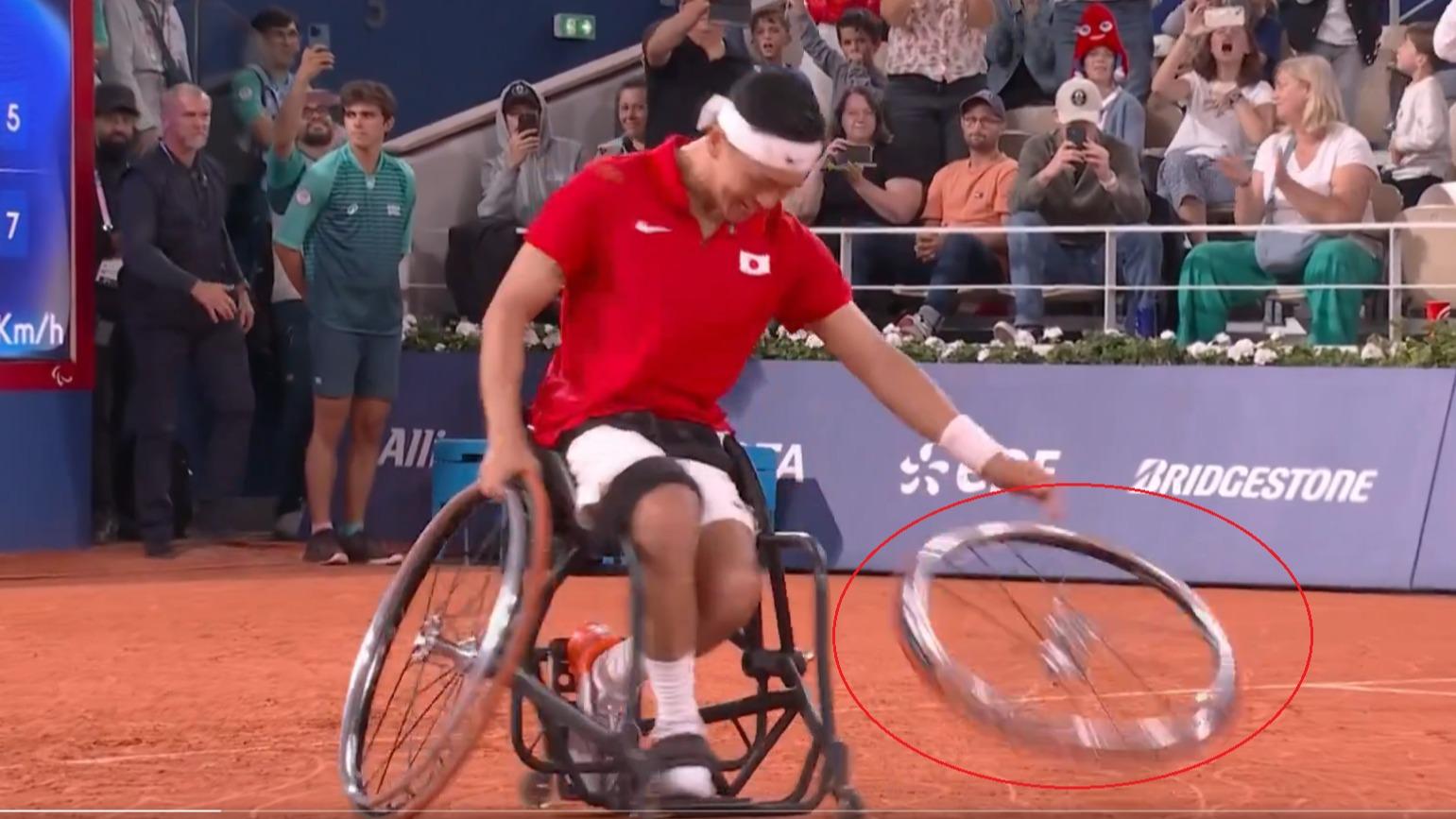 Jeux paralympiques : en vidéo, le champion de tennis-fauteuil dévisse ses roues et célèbre son titre