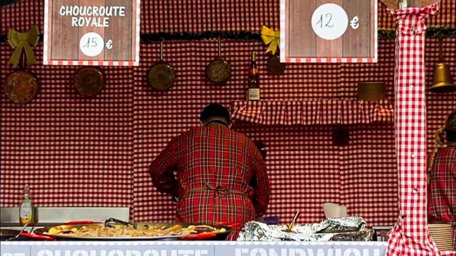 Deux chalets du marché de Noël de Bordeaux dévastés par les flammes