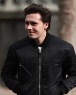 Brooklyn Beckham aurait demandé à ses parents de le contacter uniquement par voie d’avocats