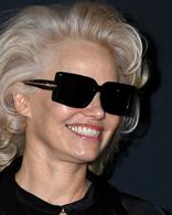 Trench noir et lunettes de soleil XXL : le look glamour et incognito de Pamela Anderson sur le tapis rouge des WWD Style Awards