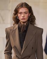 Comment cette couleur détrône silencieusement le noir dans nos dressings