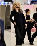Nicole Kidman retrouve ses boucles naturelles, en Chanel à l’aéroport de Sydney