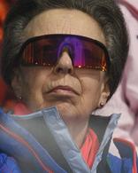 Après les lunettes aviateur d’Emmanuel Macron, les lunettes de vitesse de la princesse Anne