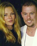 Ce costume blanc d’Alexander McQueen vaut-il plus cher grâce aux traces de brûlures de la cigarette de Kate Moss ?
