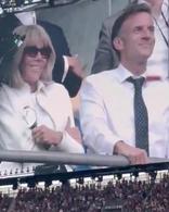 Ventilateur portatif et bâtons lumineux : l’apparition caniculaire d’Emmanuel et Brigitte Macron au concert de BTS, au Stade de France