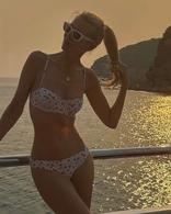 Bikini et couchers de soleil : l’été indien de Claudia Schiffer en Grèce