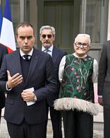 Un «abat-jour» ? Un faux pas ? Pourquoi la tenue de la ministre Françoise Gatel au lendemain du 17 octobre fait-elle polémique ?