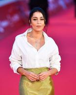 Leïla Bekhti, éblouissante à Rome en simple chemise blanche et longue jupe satinée dorée