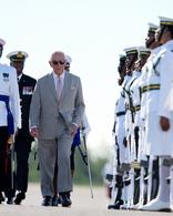 Lunettes de soleil, Bahamas et cravate rose : Charles III entame une tournée de 9 jours dans les Caraïbes