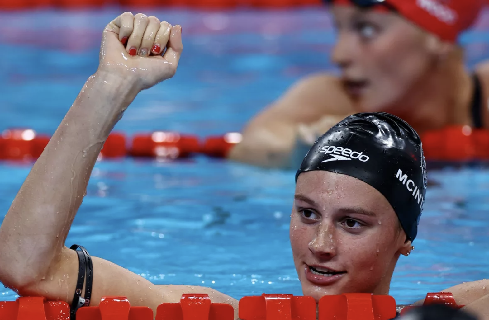 La Canadienne Summer McIntosh bat le record du monde du 400 m nage libre
