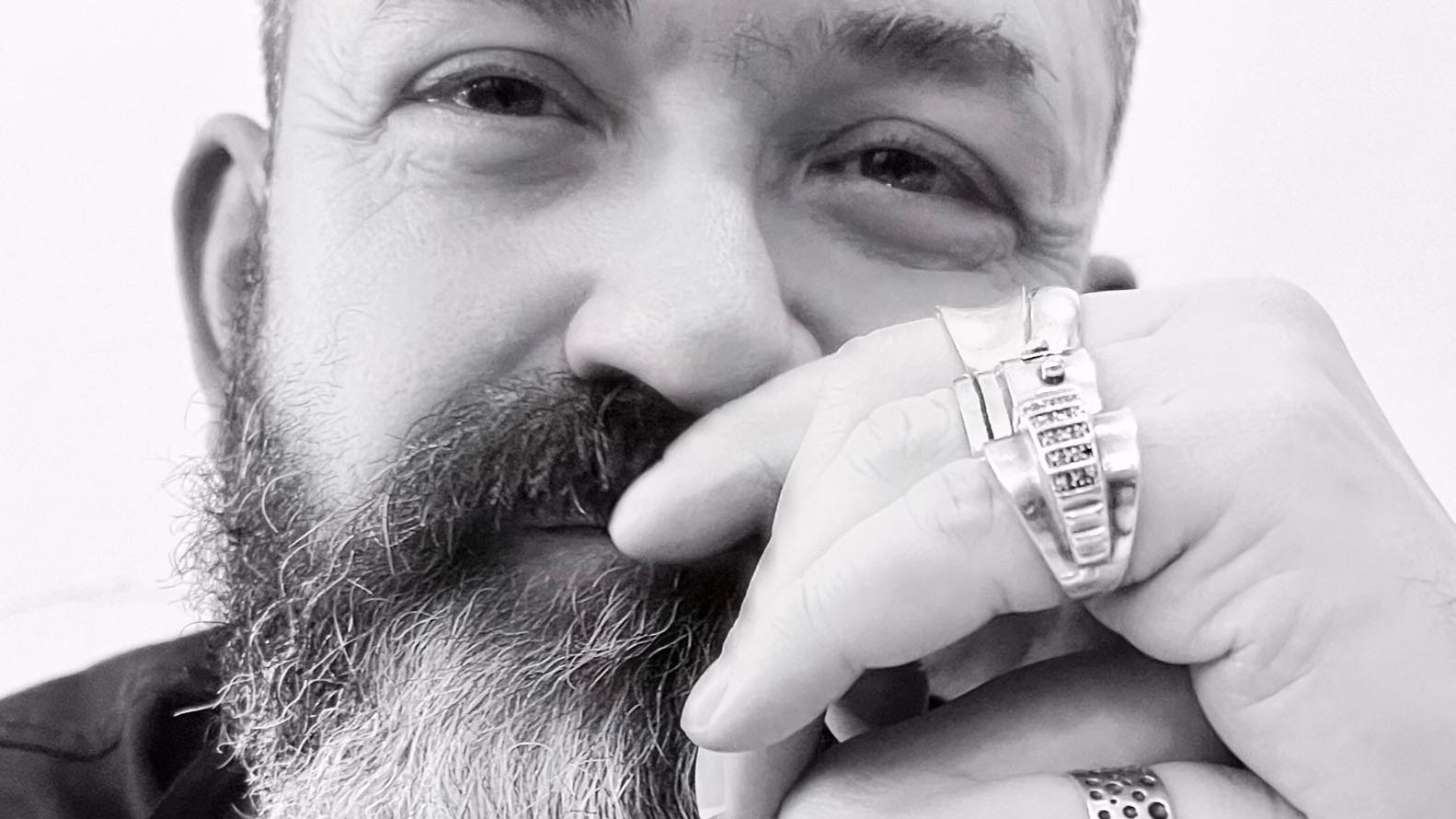 « Peu de gens savent que j’ai accumulé plus de 25000 pièces de créateurs»: Jean-Denis Franoux expose un aperçu de sa collection de mode hors normes