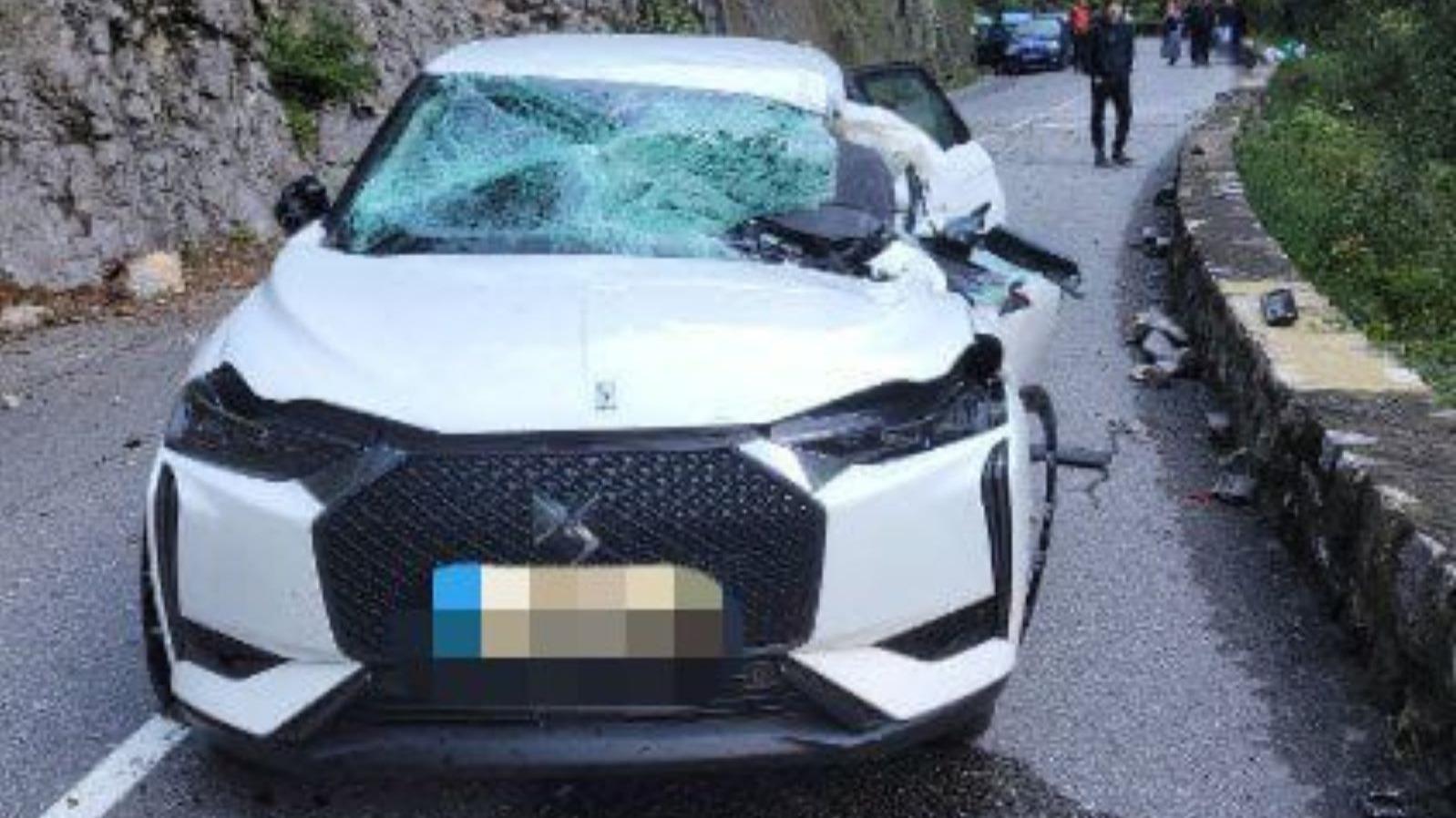 Alpes-Maritimes : un éboulement spectaculaire sur une route fait deux blessés légers