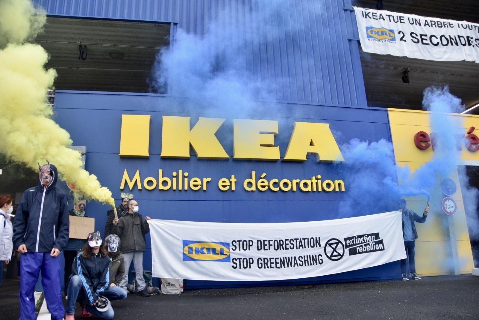 À Bordeaux, Extinction Rebellion cible IKEA, accusé de coupes rases dans les forêts