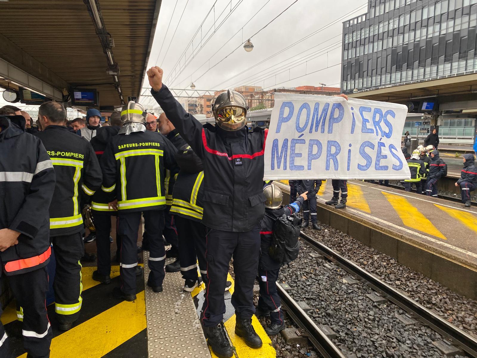 À Lyon, les pompiers en grève bloquent le périphérique et la gare Part-Dieu