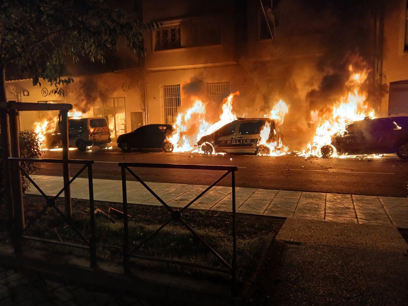 Cavaillon&nbsp;: plusieurs voitures de police incendiées et le commissariat évacué