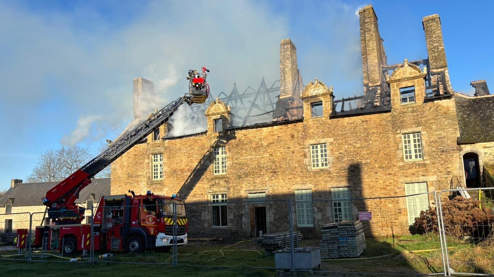 Dans le Finistère un incendie ravage le manoir de Kernault, classé monument historique