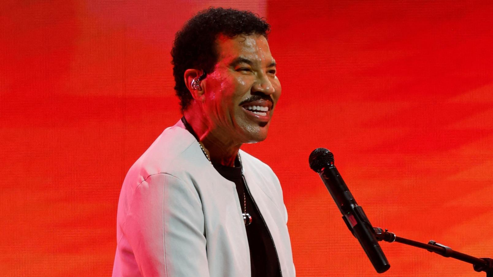 « Un peu de repos » : opéré du cœur, Lionel Richie met en pause sa tournée et annule trois concerts