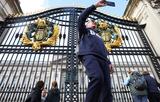 Depuis l’annonce du cancer de la princesse de Galles, les visiteurs se pressent devant Buckingham Palace.