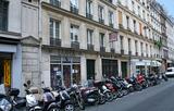 Des scooters, dans une rue parisienne.
