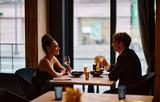Un couple déjeune en amoureux.
