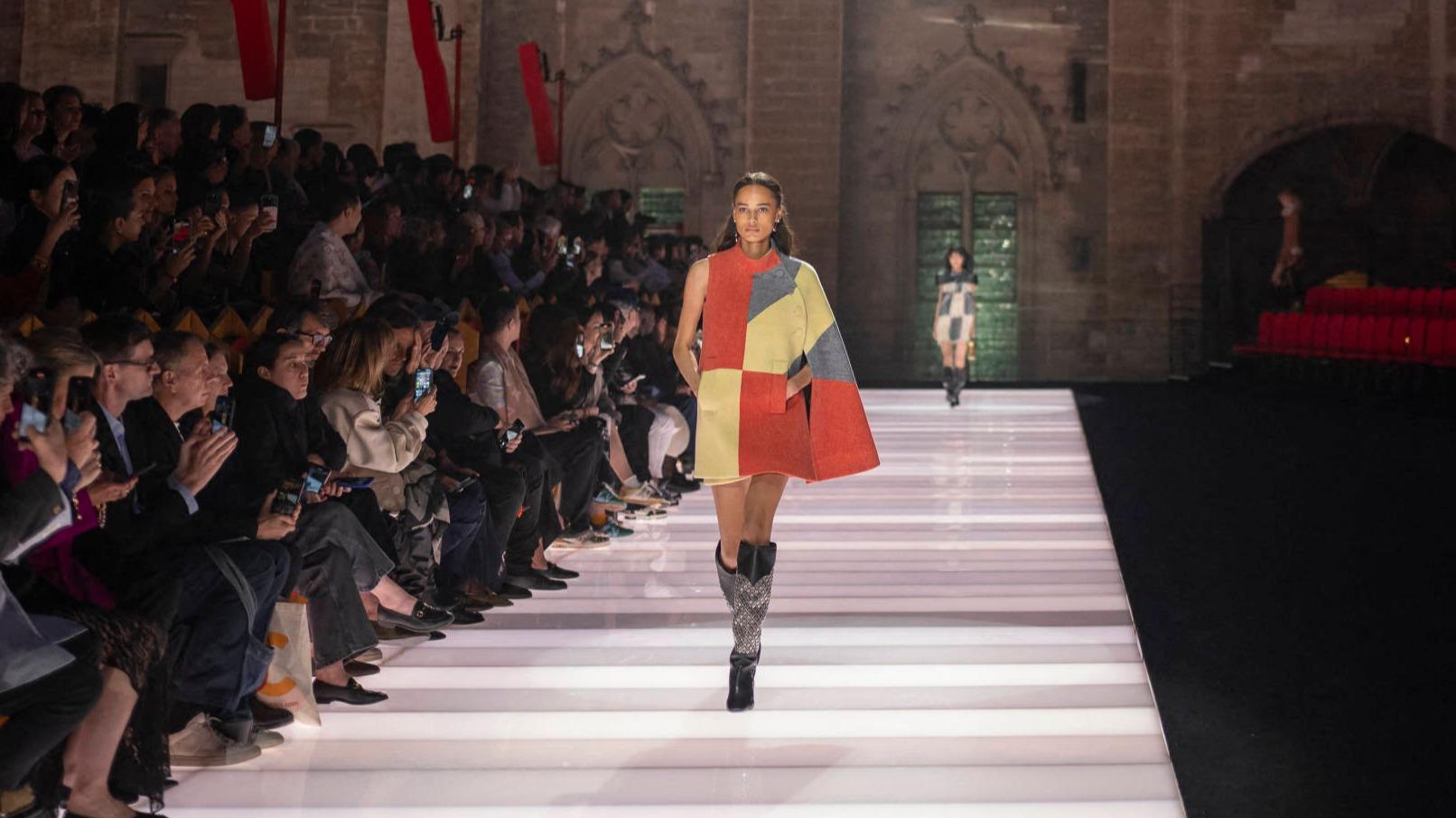 Louis Vuitton embrase Avignon avec un défilé Croisière magistralement orchestré par Nicolas Ghesquière