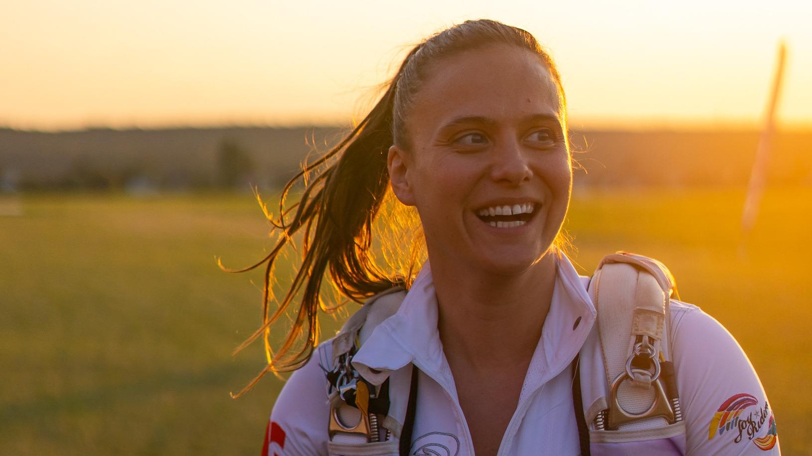 «Tout est plus intense»: Domitille Kiger, la Française qui enchaîne les records en parachutisme