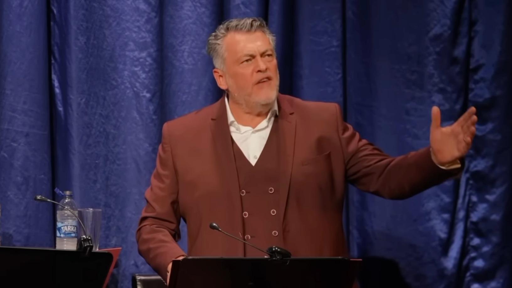 Qui est Lewis MacLeod, ce comédien britannique qui cartonne avec son imitation plus vraie que nature de Donald Trump ?