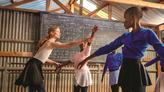 Au Kenya, une danseuse étoile de l'Opéra de Paris et les petites ballerines du bidonville