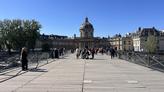 Pont des Arts : trois ans après 1,8 million d’euros de travaux, la passerelle emblématique de Paris craque à nouveau