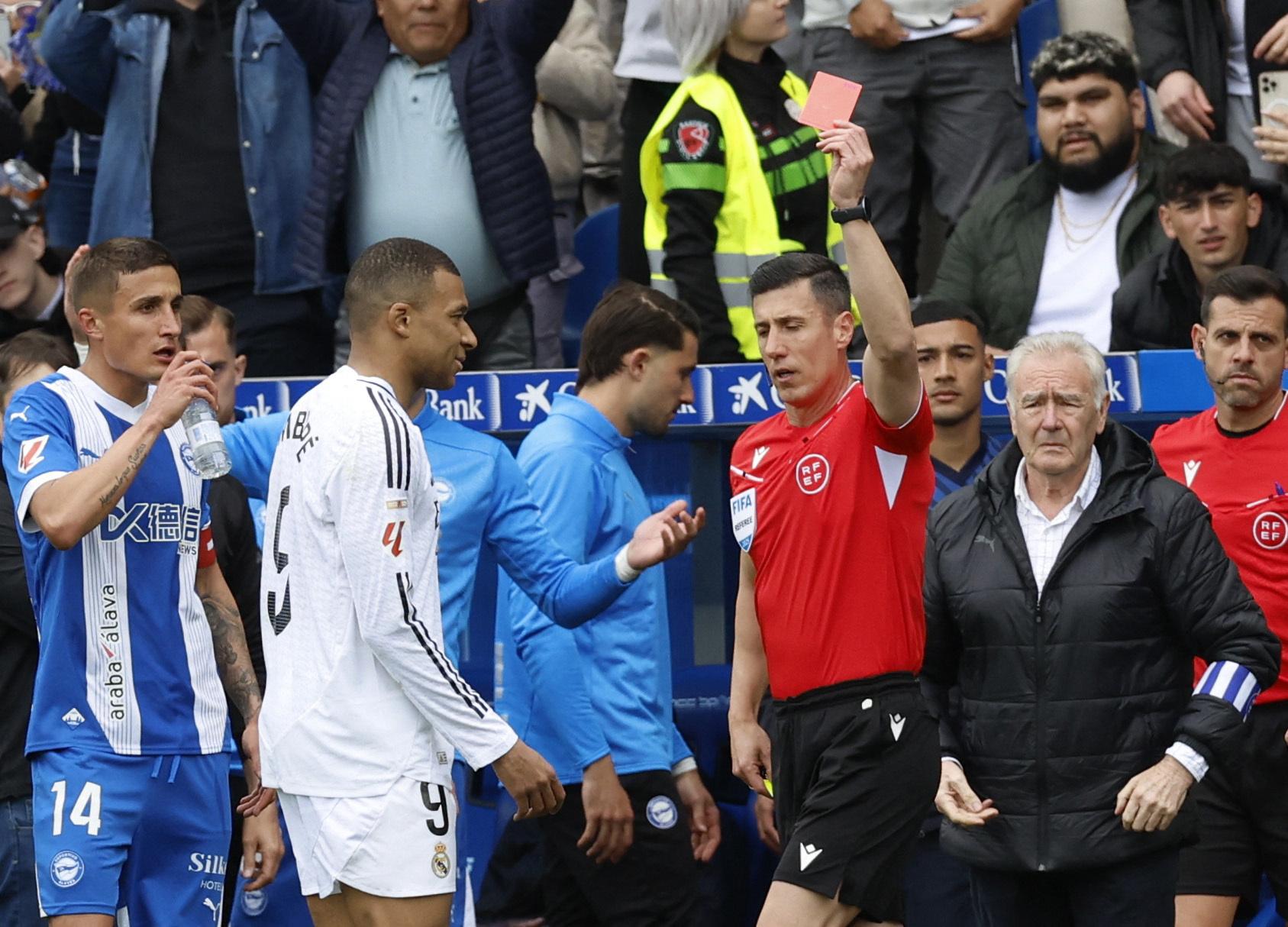 Liga : après son 3e carton rouge en carrière, que risque Mbappé après son vilain tacle avec le Real Madrid contre Alavès ?