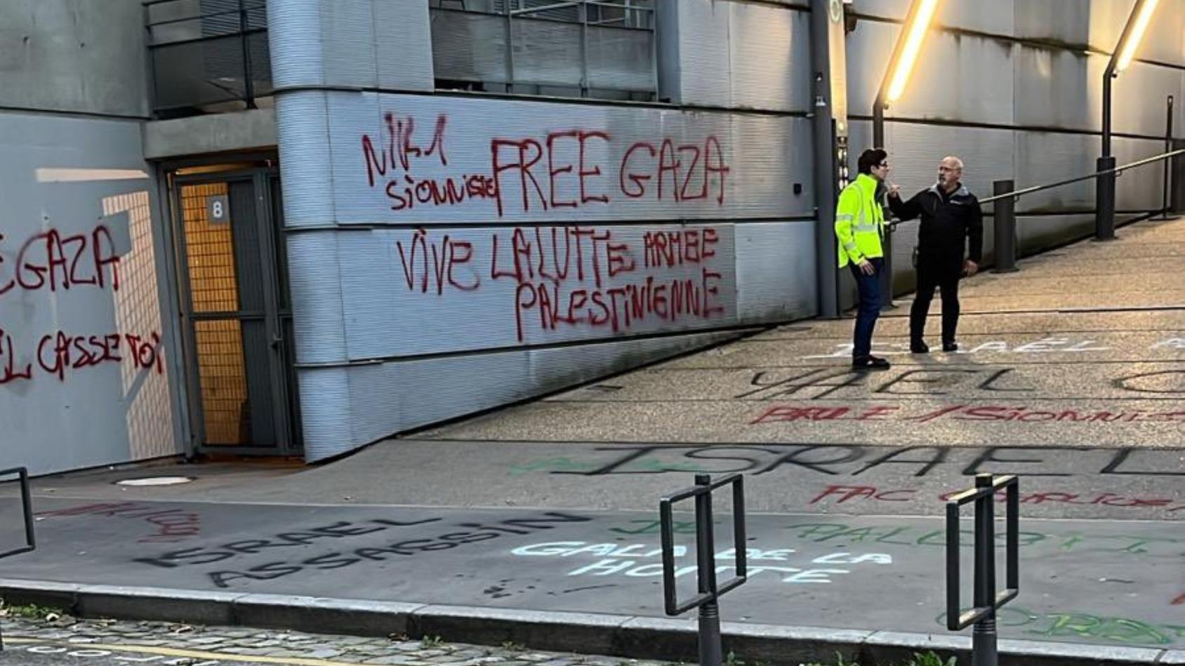 «Israël Assassin», «Yaël complice» : des tags inscrits devant l’université Lyon III contre la venue de Yaël Braun-Pivet