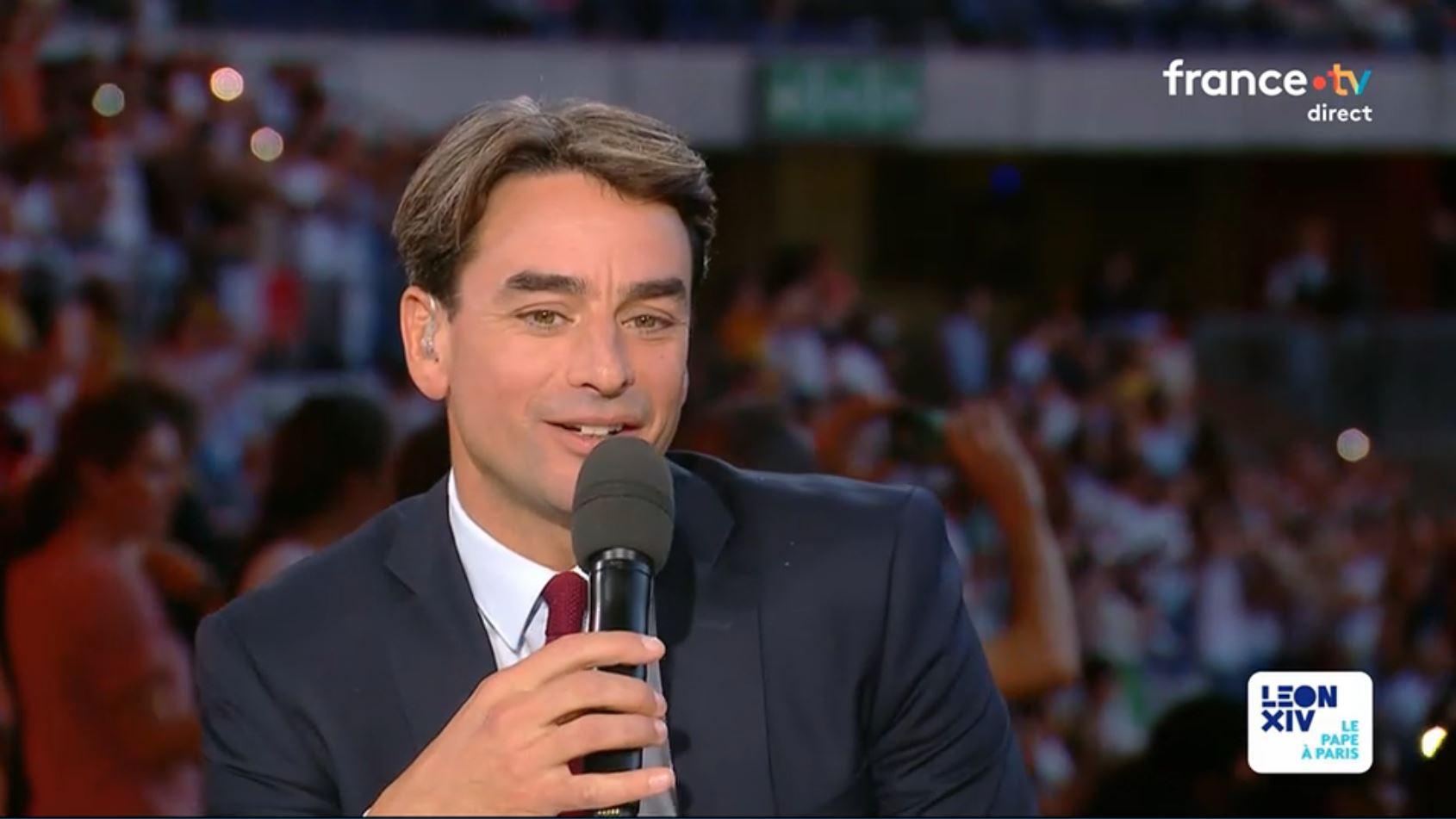 «Les joies du direct» : Julian Bugier déstabilisé sur France 2 pendant la visite du pape Léon XIV