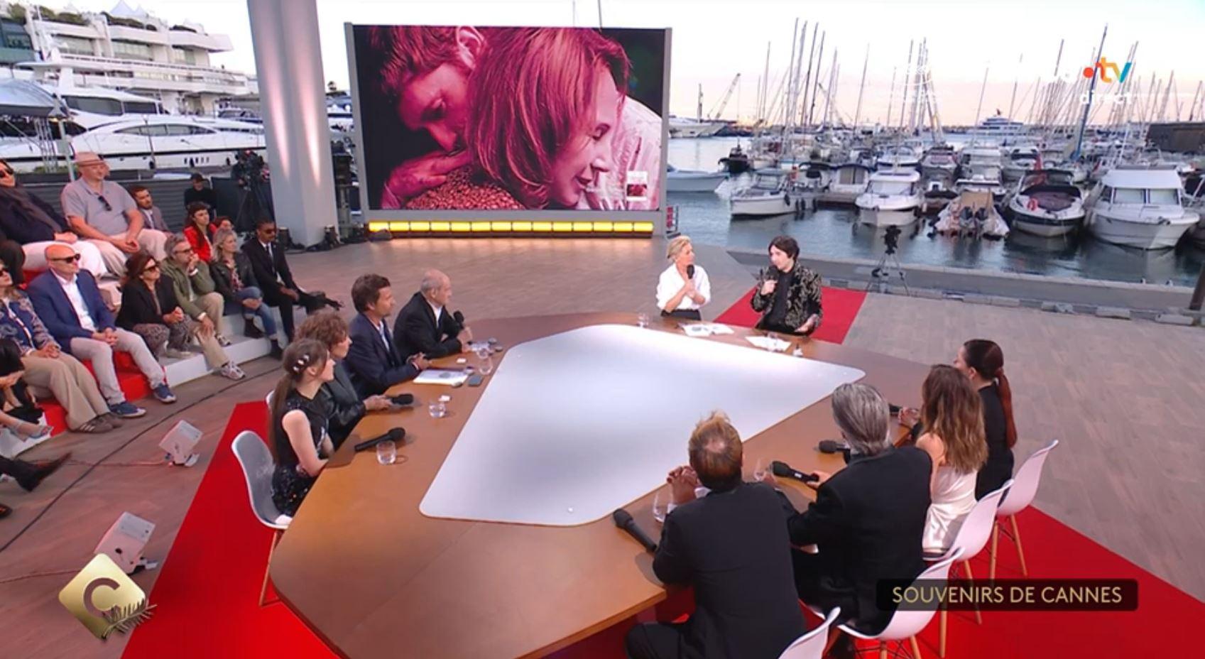 L'équipe de Dix pour cent rend hommage à Nathalie Baye lors du Festival de Cannes 2026 — People & Médias