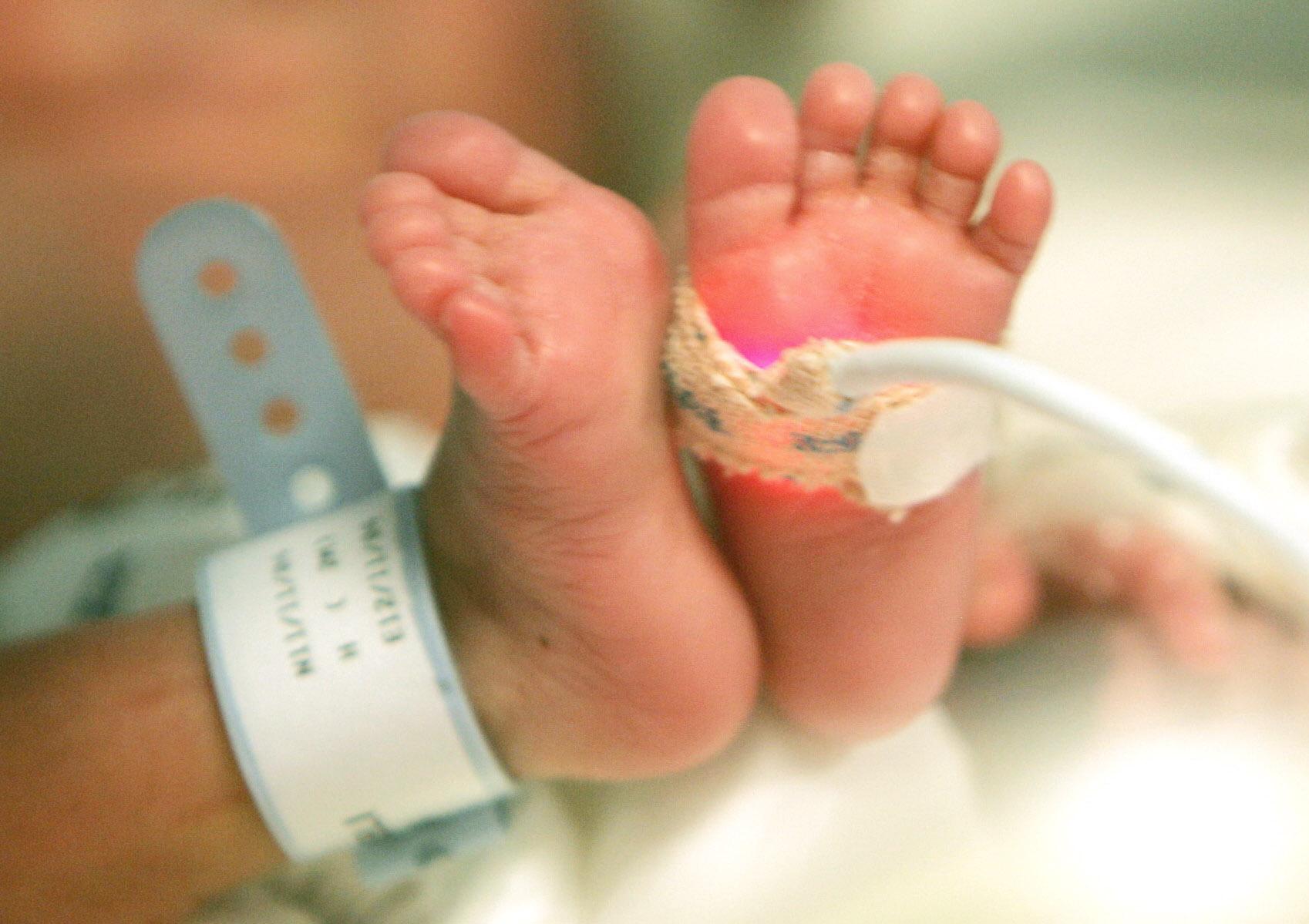 Âge des mères, pauvreté, unités de soins néonatals saturées… un nouveau rapport pointe les causes de la hausse de la mortalité infantile en France