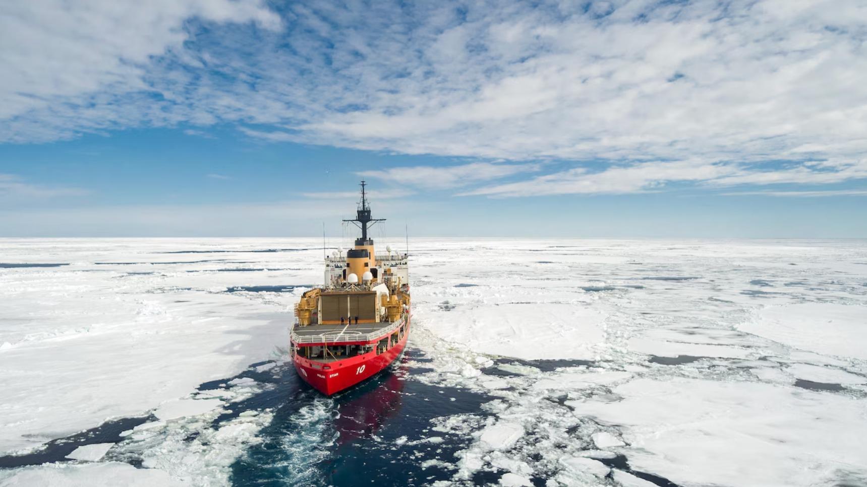 Les États-Unis relancent la construction de brise-glaces sur fond de compétition dans l’Arctique