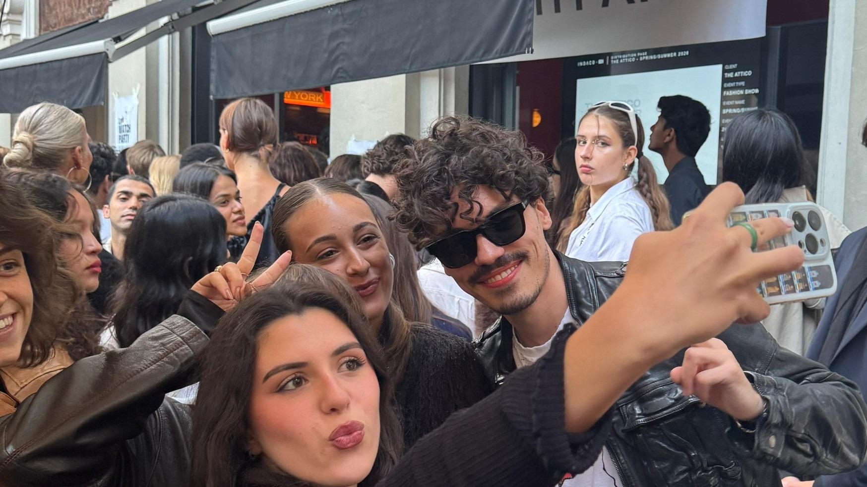 « C’est la finale de la Ligue des champions pour les filles et les gays » : rencontre avec Lyas, l’influenceur qui organise des projections de défilés dans les bars