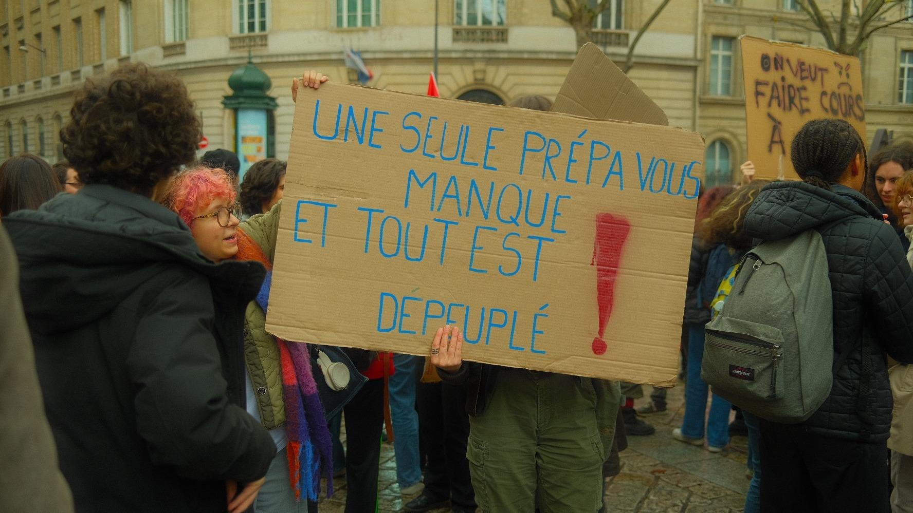 Lire article «Ne fermez pas les petites prépas» : à Paris, étudiants et enseignants dans la rue pour sauver leurs classes