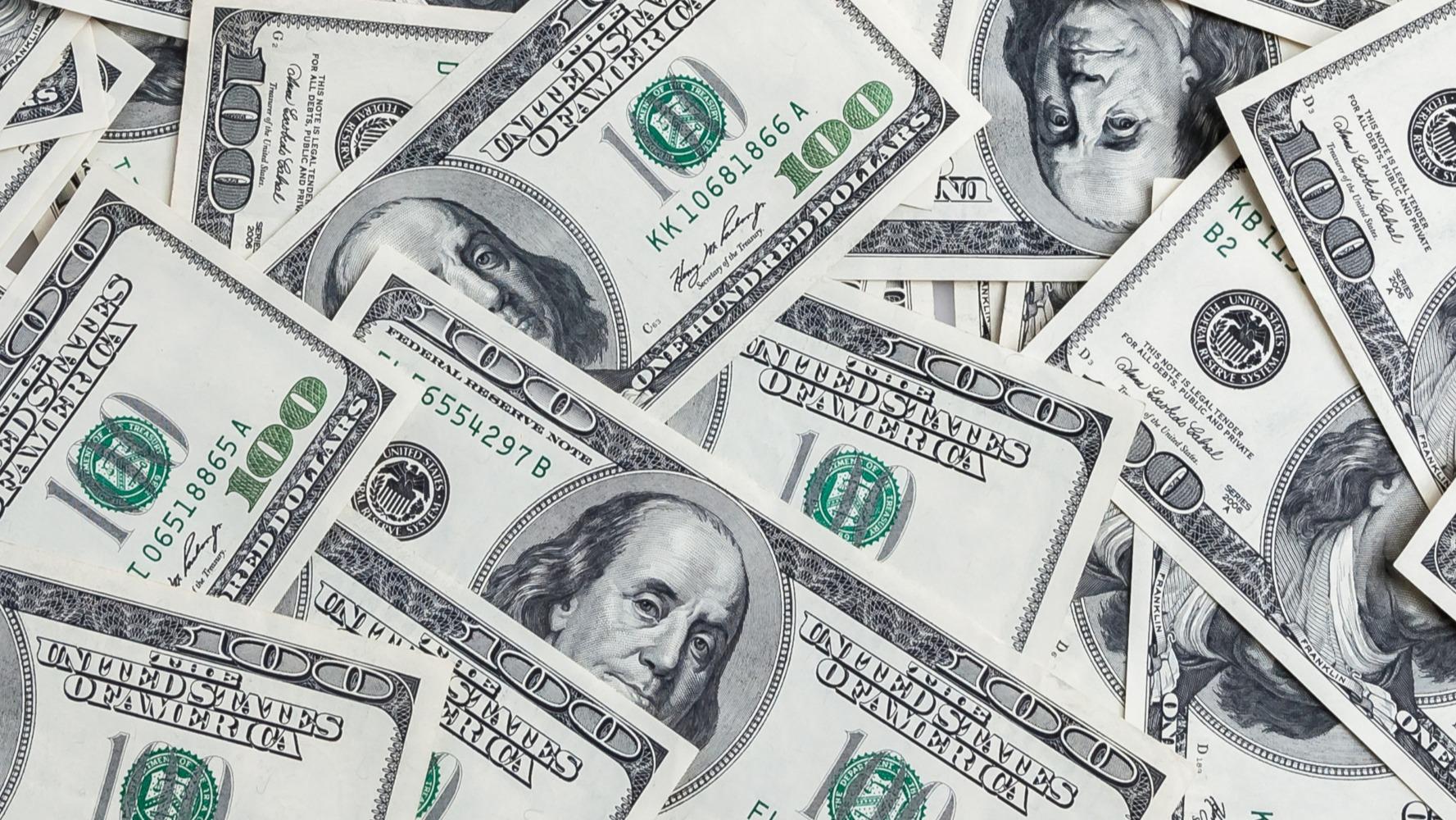 Alors que la dette des États-Unis franchit 40 000 milliards de dollars, Washington tente de calmer la flambée des taux d’intérêt