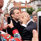 EN IMAGES - Le Touquet: Macron embrasse un militant sur le front
