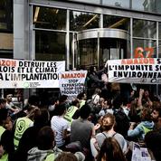 Trois sites d'Amazon France bloqués par des militants écologistes