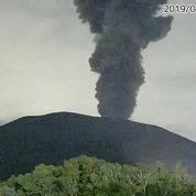 Un volcan japonais entre en éruption, son accès restreint
