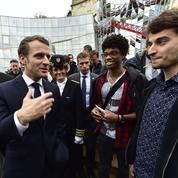 À Angoulême, Emmanuel Macron s'affiche avec un tee-shirt dénonçant les violences policières