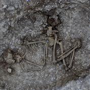 Des tombes de l'âge du bronze découvertes près des mégalithes de Stonehenge