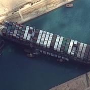 En images : le canal de Suez bloqué par un bateau échoué