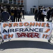 Des salariés d'Air France manifestent contre la fermeture des bases de province
